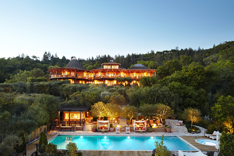 a Resor in Napa Valley with pool and lounge area